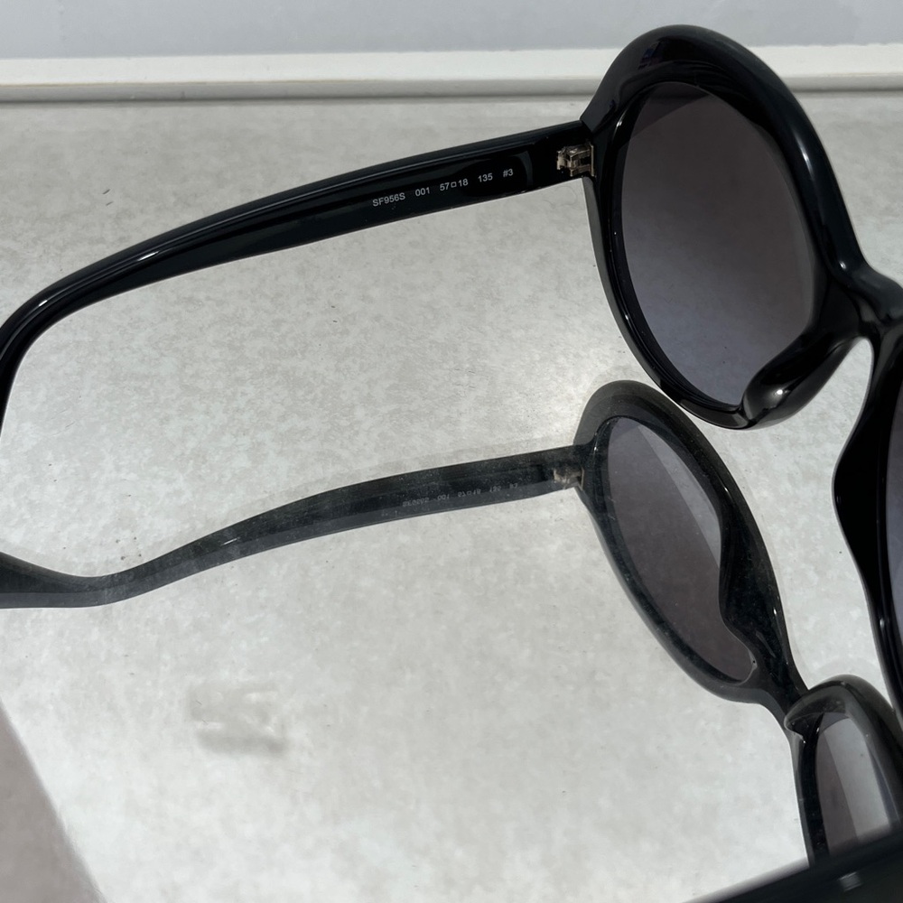 Ferragamo sunglasses - Picture 6 of 7
